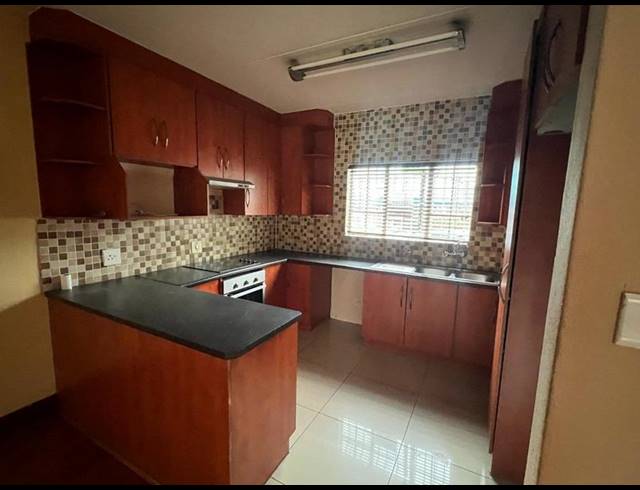 2 BEDROOM TOWNHOUSE FOR SALE IN VAN RIEBEECK PARK